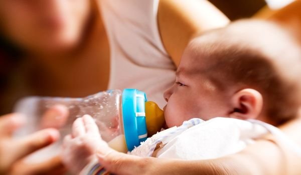 Tips para la técnica de alimentación con mamila en bebés