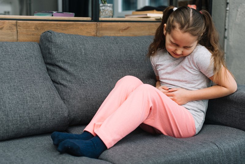 A MI HIJO LE DUELE LA PANZA, ¿QUÉ DEBO HACER Y QUÉ NO DEBO HACER?